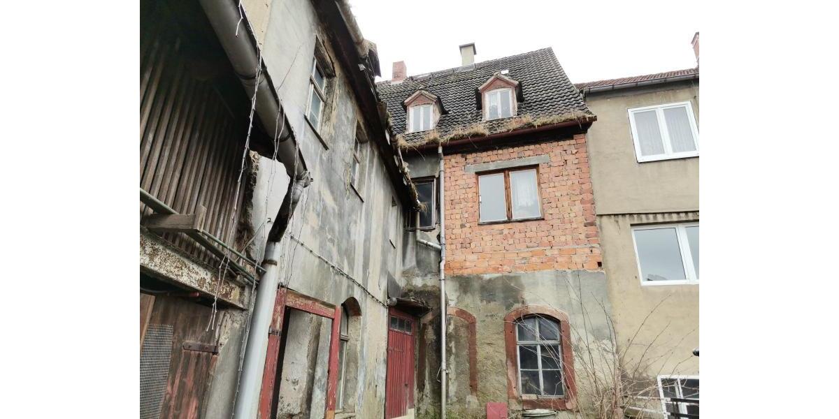 ObjNr:19221 - Sanierungsbedürftiges Mehrfamilienhaus in exponierter Lage in Nähe der Stadtverwaltung 10 zimmer