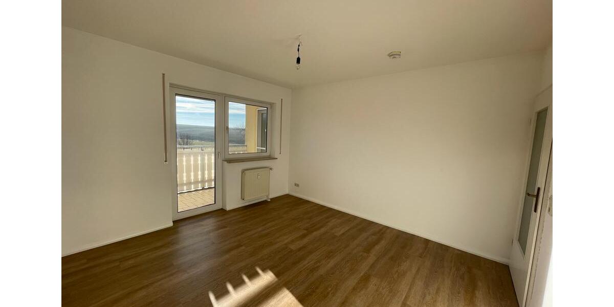 Helle 3-Raum-Wohnung mit Einbauküche und Stellplatz 3 zimmer