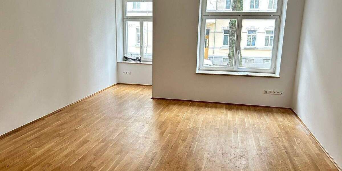 HOCHWERTIGE WOHNUNG MIT PARKETT, FUßBODENHEIZUNG, BALKON MIT GARTENANTEIL SOWIE EBK 3 zimmer