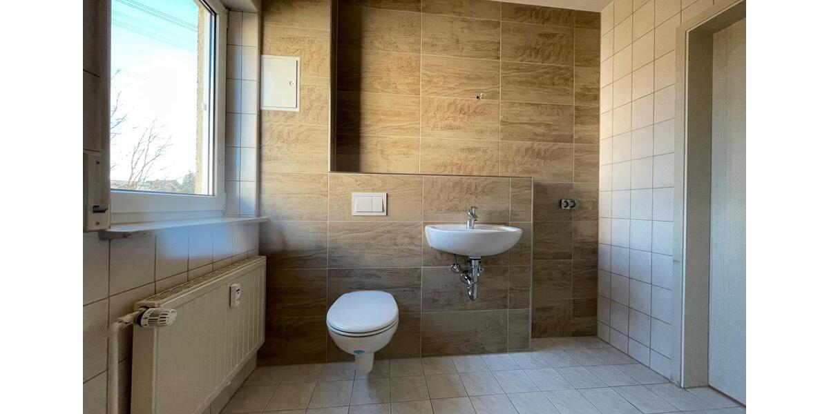 Helle 3-Raum-Wohnung mit Einbauküche und Stellplatz 3 zimmer