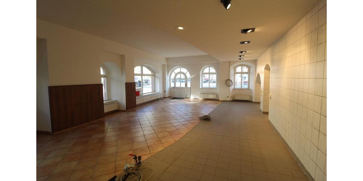 Gut sichtbares Ladengeschäft mit vielen Schaufenstern am Markt zimmer