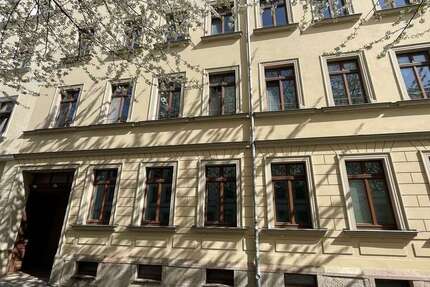 mit 360° Rundgang! Sanierte 2 Zimmer mit Balkon + großer Küche am Brühl! 2 zimmer