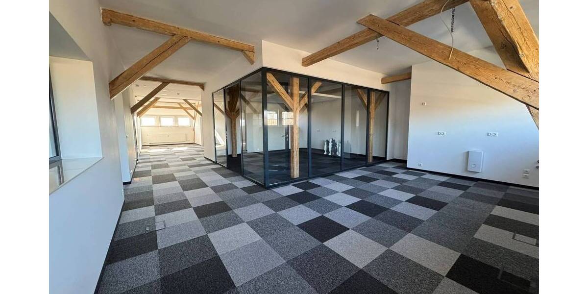 Exklusive Bürofläche im Dachgeschoss - Hochwertig saniert mit modernen Ausstattungsmerkmalen zimmer