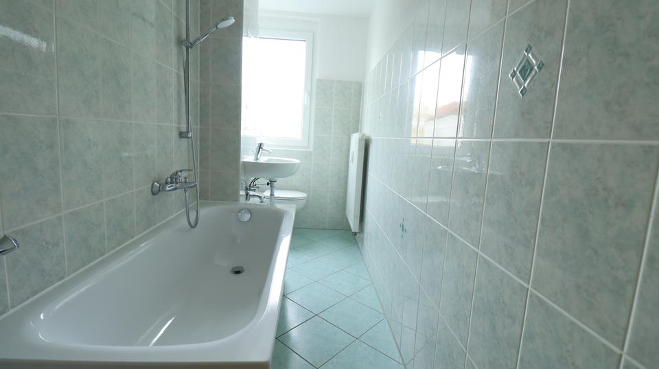 3-Raumwohnung mit Wanne und Balkon zimmer