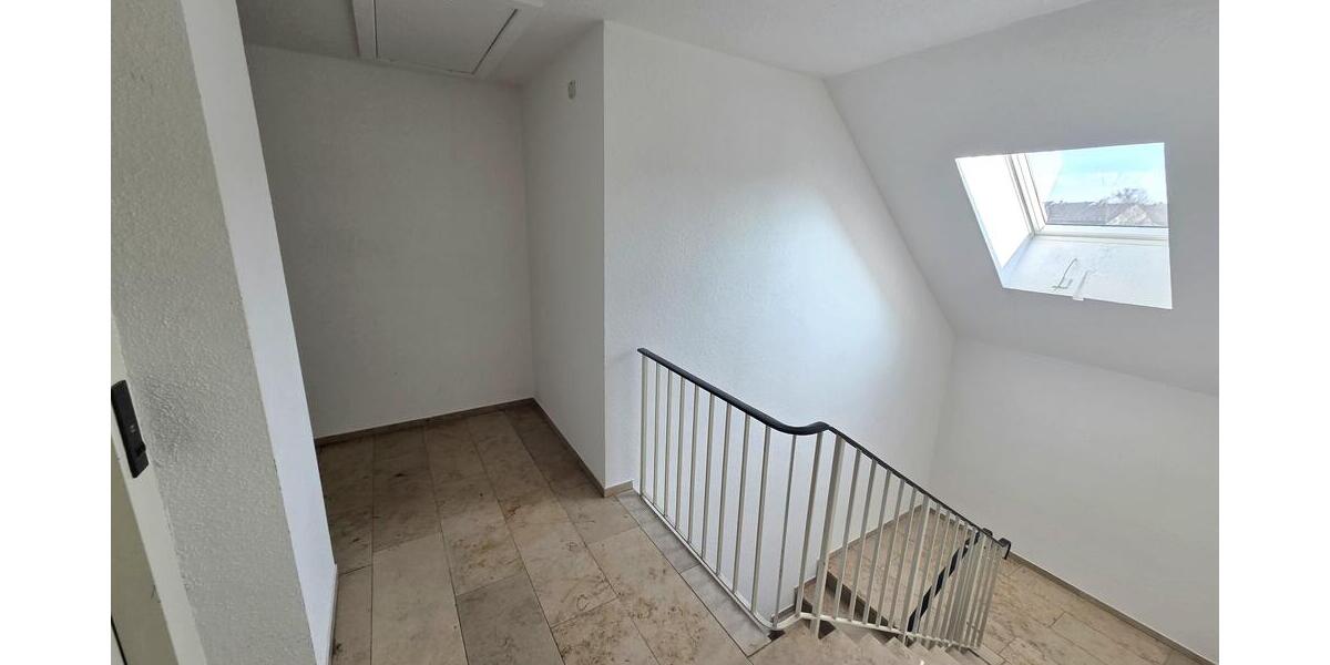 Tolle 2-Zimmer-Wohnung mit Einbauküche, Waschmaschine und Aufzug! - Dachgeschoßwohnung Chemnitz Lutherviertel | Angebot:26096660