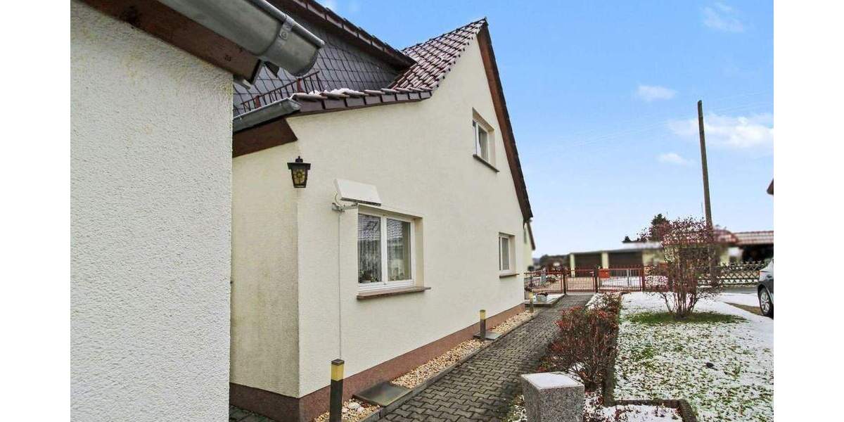 Bezugsfreie Doppelhaushälfte mit Einliegerwohnung in ruhiger Feldrandlage 4 zimmer