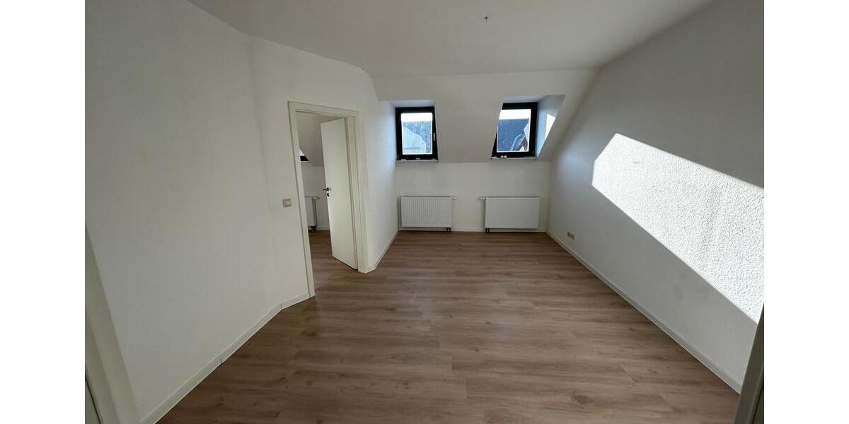 Dachgeschoßwohnung Chemnitz Ebersdorf - 3 Zimmer, 75 m&sup2;, 350&euro; | Angebot:26165282