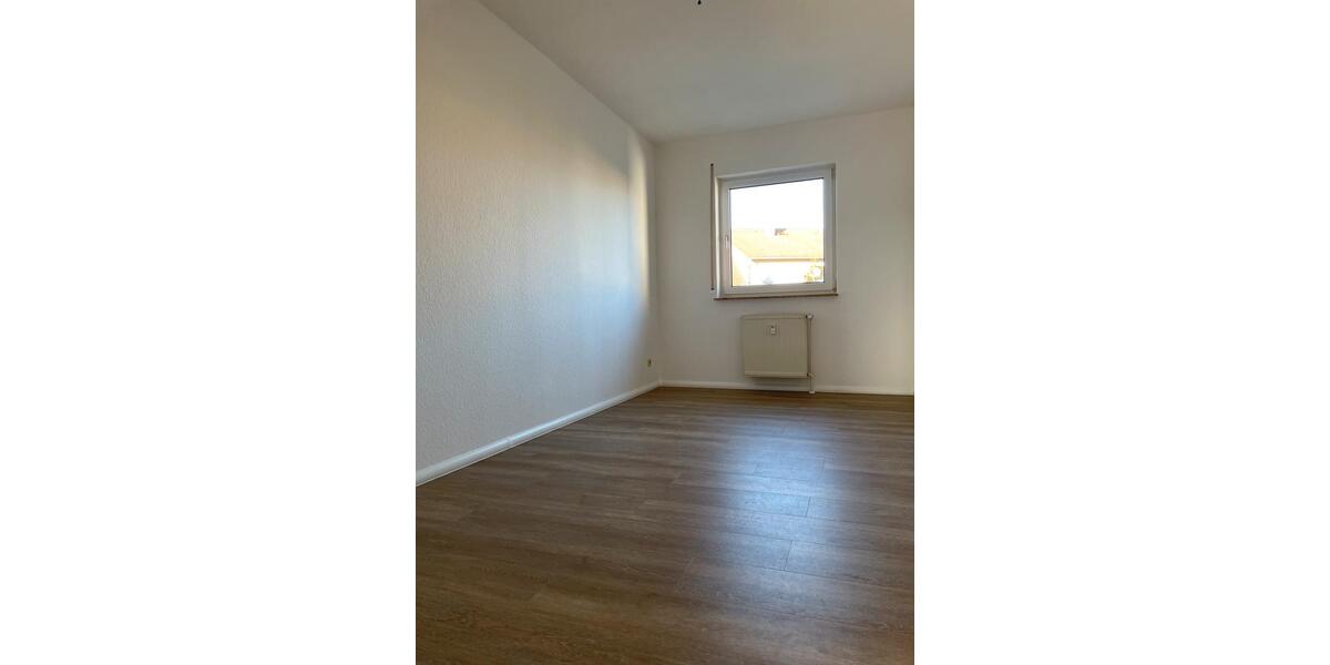 Helle 3-Raum-Wohnung mit Einbauküche und Stellplatz 3 zimmer