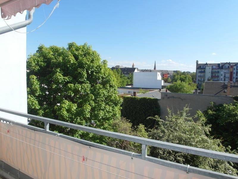 Hübsche 3-Zimmer-FamilienWohnung mit großem Balkon (Hofseite), Laminatboden & Einbauküche