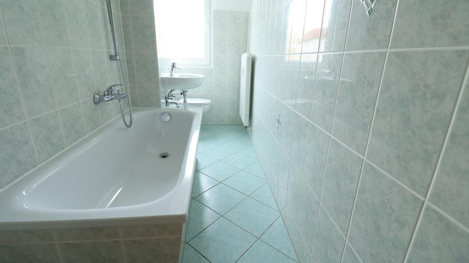 3-Raumwohnung mit Wanne und Balkon zimmer