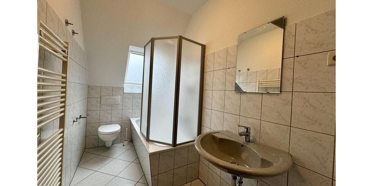 Dachgeschoßwohnung Chemnitz Ebersdorf - 3 Zimmer, 77 m&sup2;, 380&euro; | Angebot:23228002