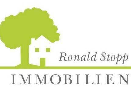 2-Zimmer mit Laminat, Balkon, Stellplatz und Wannenbad in ruhiger Lage!