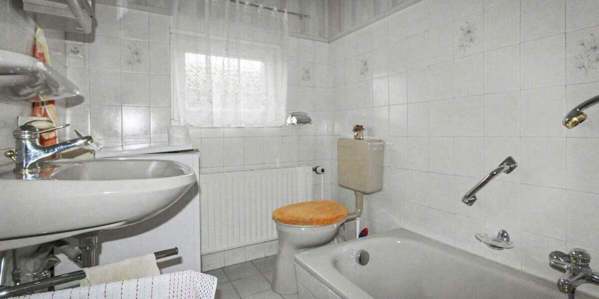 Bezugsfreie Doppelhaushälfte mit Einliegerwohnung in ruhiger Feldrandlage 4 zimmer