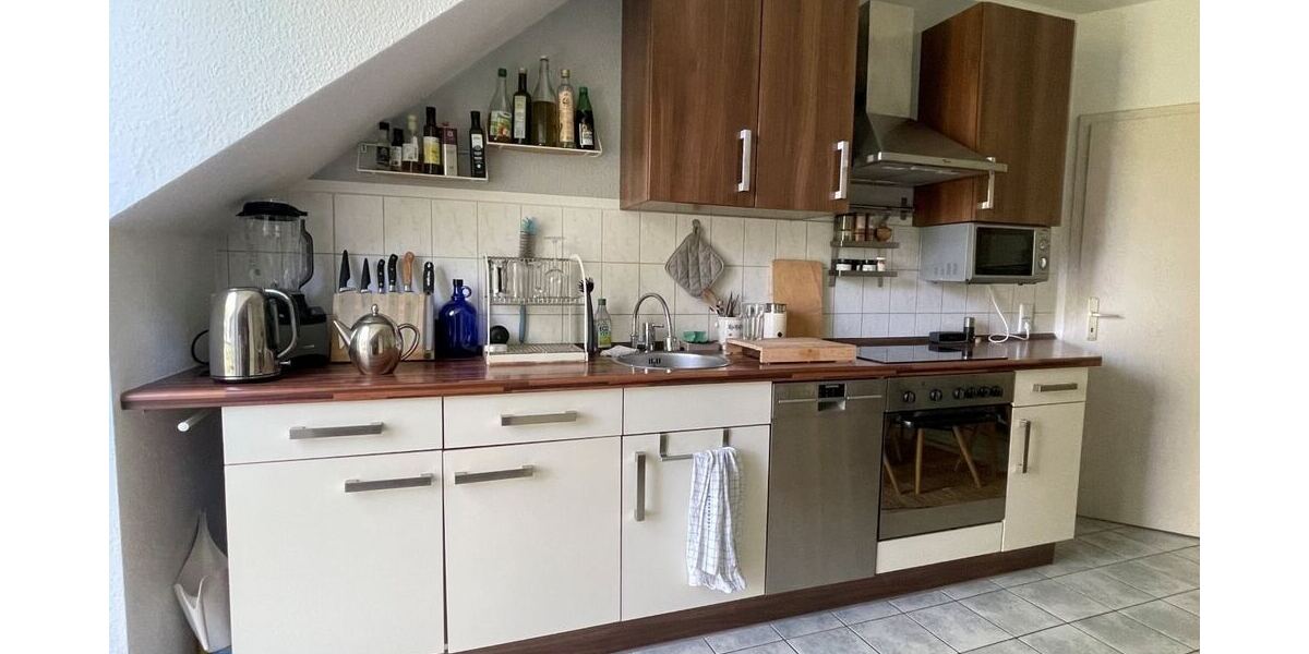 Gepflegte DG-Wohnung mit EINBAUKÜCHE, Balkon und Tageslicht-Bad ab 01.12. frei! 2 zimmer