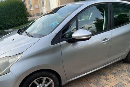 Peugeot 208 105.000 km 6.100 &euro; Oelsnitz 09376
