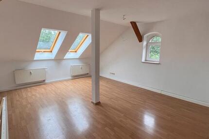 Große 5,5-Raum-DG-Wohnung mit Garten in ruhiger Lage 5.5 zimmer