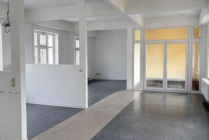 Zentrale Gewerbeeinheit mit Fahrstuhl und Loggia zimmer