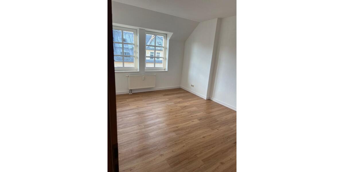 Schöne 2 Raum Dachgeschosswohnung mit Balkon , Einbauküche und 2 zimmer