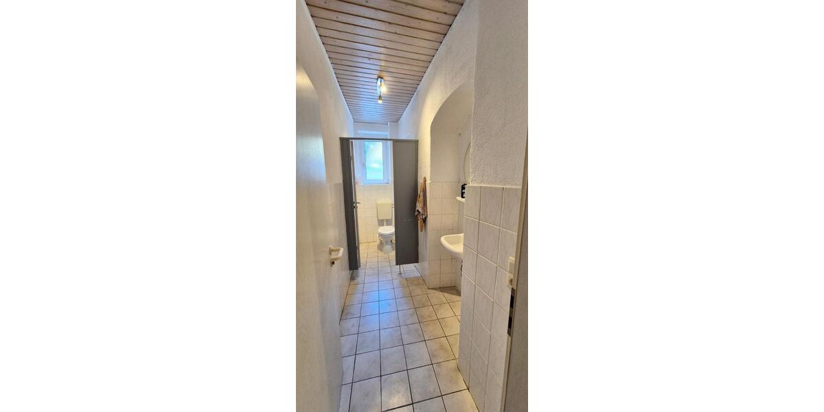 Kosmetikstudio? Tattoostudio? Maklerbüro? (Eis-) Café? Bistro? Tolle Gewerbefläche (100 m²) im Zentrum von Lößnitz! zimmer