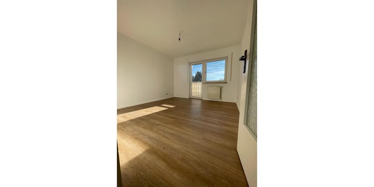 Helle 3-Raum-Wohnung mit Einbauküche und Stellplatz 3 zimmer