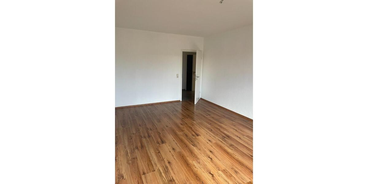 Schöne 3-Raum-Dachgeschosswohnung mit Einbauküche und Stellplatz 3 zimmer