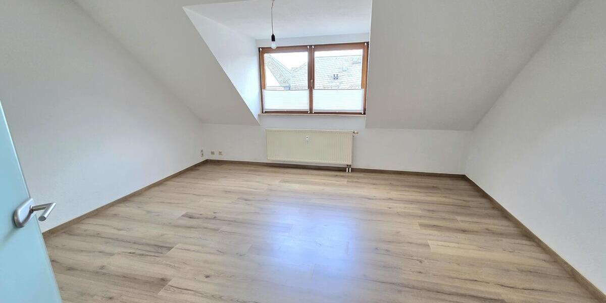 Tolle 2-Zimmer-Wohnung mit Einbauküche, Waschmaschine und Aufzug! - Dachgeschoßwohnung Chemnitz Lutherviertel | Angebot:26096660