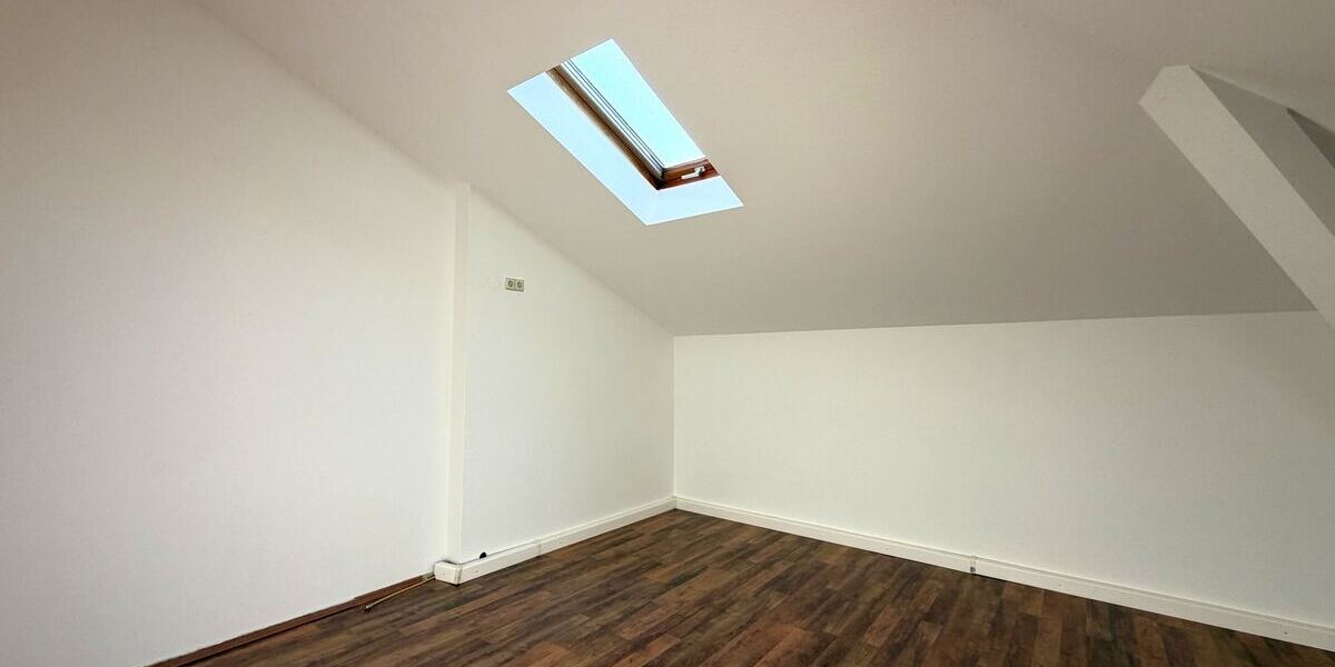 Zentral gelegene 3-Zimmer Wohnung im Dachgeschoss mit Einbauküche - Dachgeschoßwohnung Mittweida Rößgen | Angebot:27207669