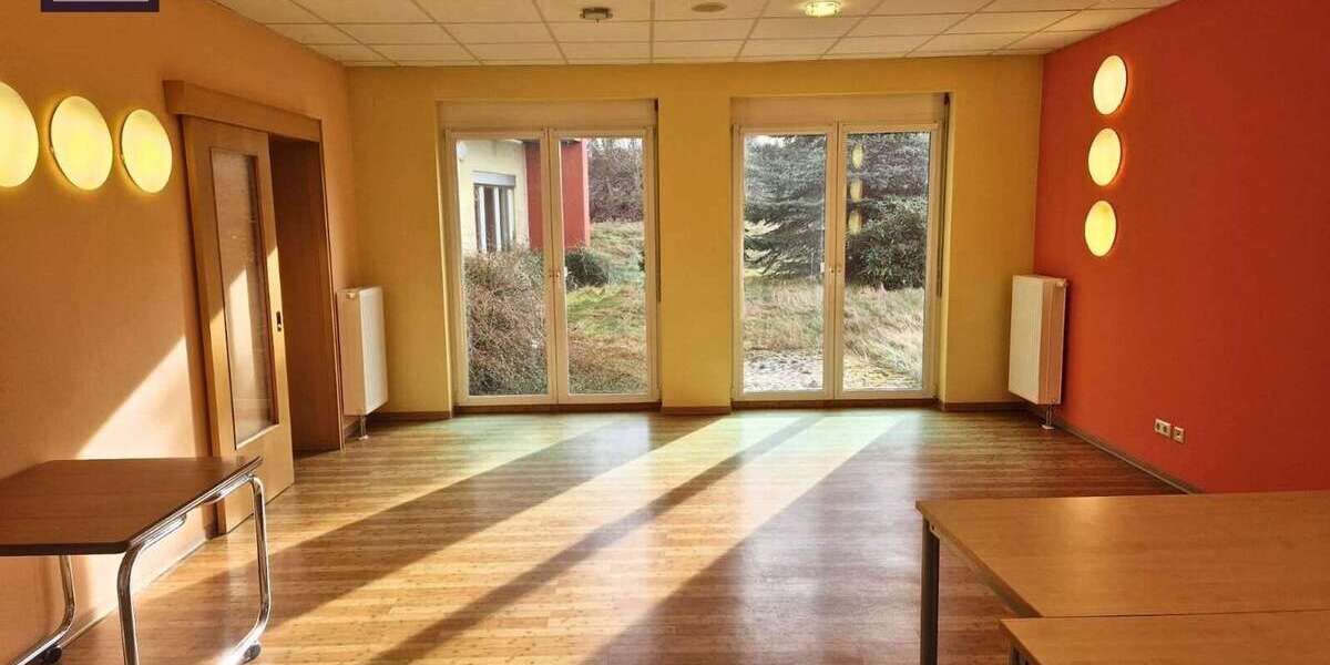 Firmenkomplex mit Garage und Einliegerwohnung 22 zimmer