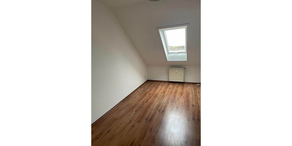 Schöne 3-Raum-Dachgeschosswohnung mit Einbauküche und Stellplatz 3 zimmer