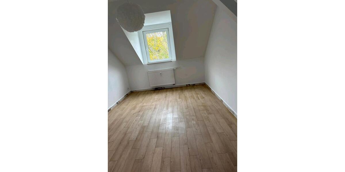 Dachgeschoßwohnung Chemnitz Helbersdorf - 4 Zimmer, 90 m&sup2;, 585&euro; | Angebot:26203372