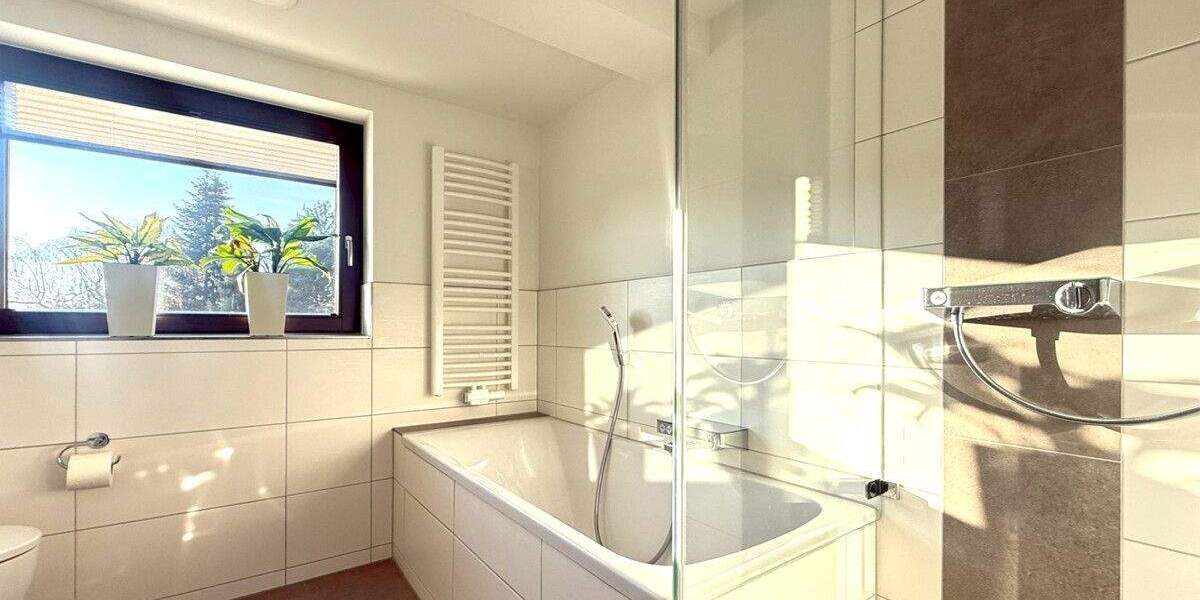 Erstbezug nach Ausbau: Stilvolle, möblierte Doppelhaushälfte mit Kamin, Garten & Carport in Chemnitz 4 zimmer