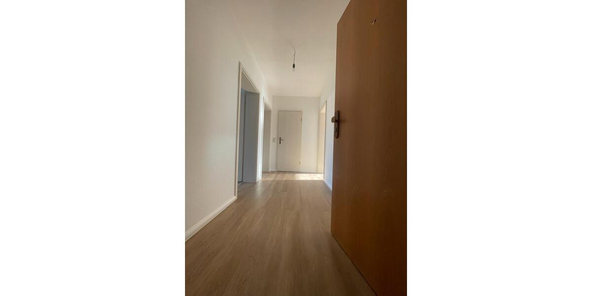 Helle 3-Raum-Wohnung mit Einbauküche und Stellplatz 3 zimmer