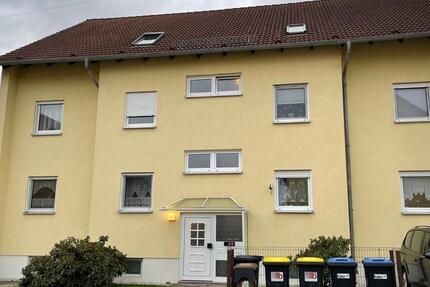 Schöne 3-Raum-Dachgeschosswohnung mit Einbauküche und Stellplatz 3 zimmer