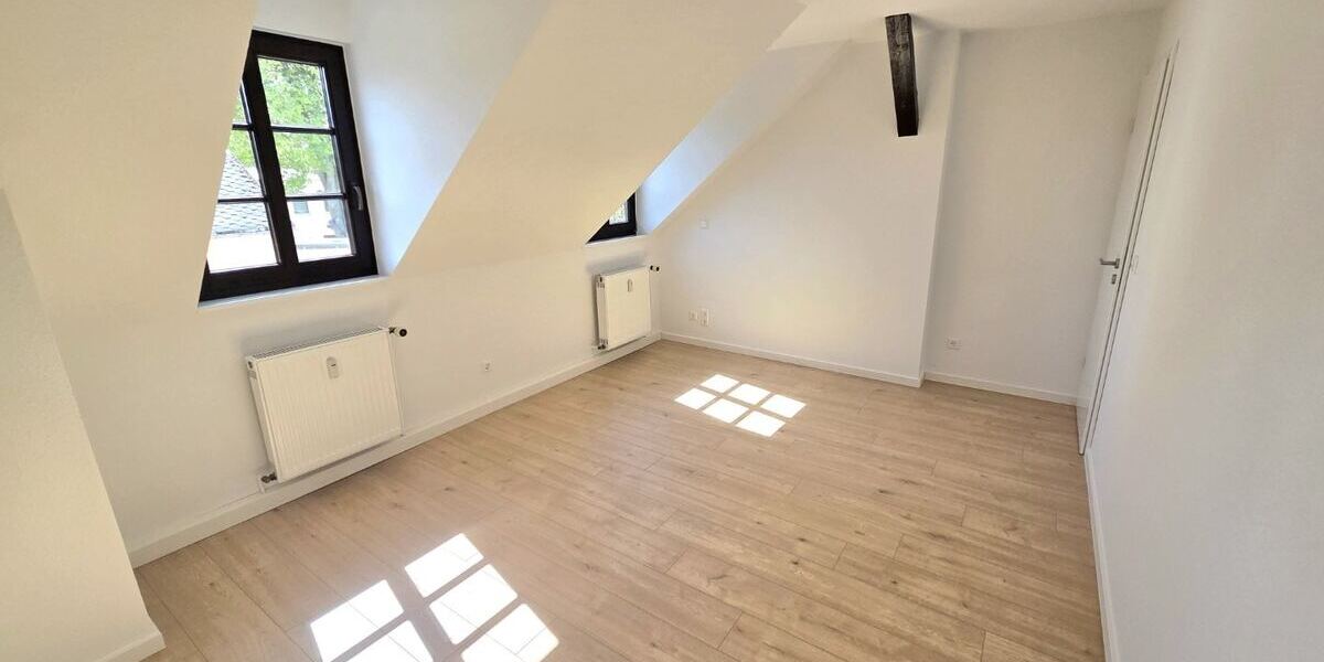 Viel Platz unterm Dach: 5‑Zimmer-Wohnung mit Sichtbalken & Tageslichtbad! - Etagenwohnung Chemnitz Gablenz | Angebot:26674854