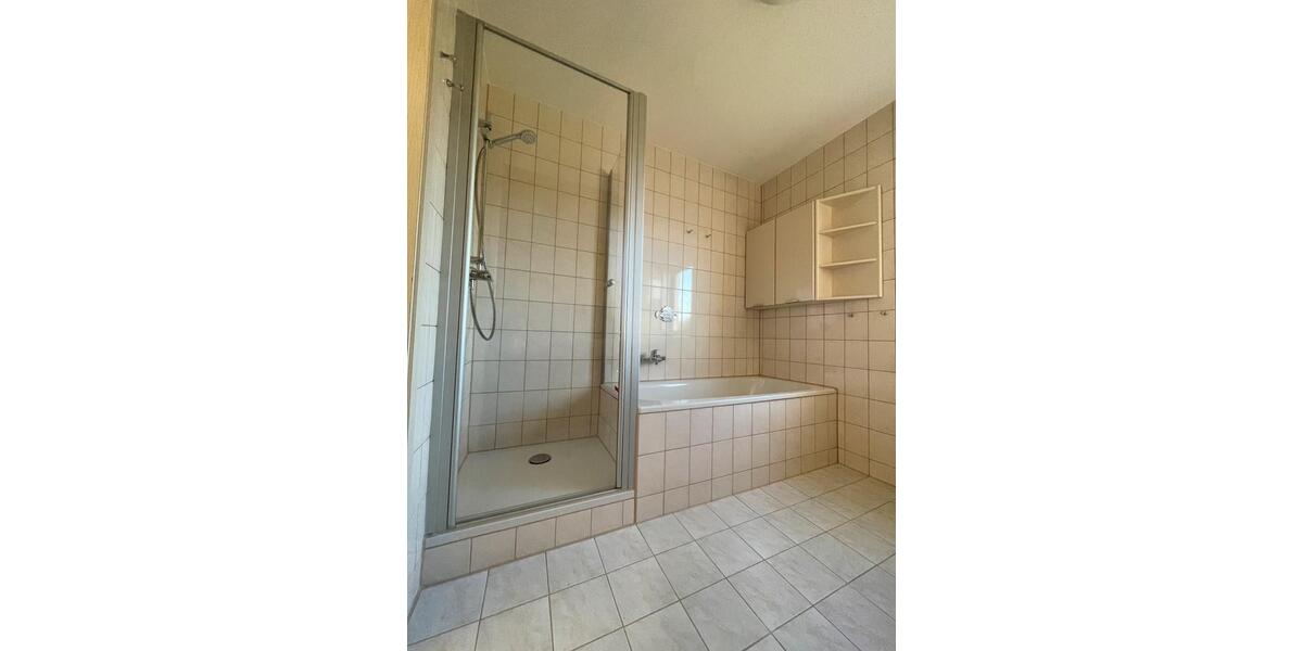 Helle 3-Raum-Wohnung mit Einbauküche und Stellplatz 3 zimmer