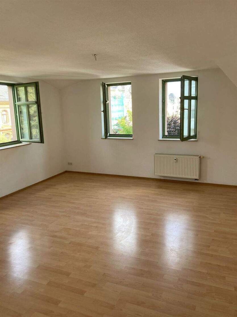 Großzügige DG 1-Zimmer mit Laminat und Wanne in sehr guter Lage 1 zimmer