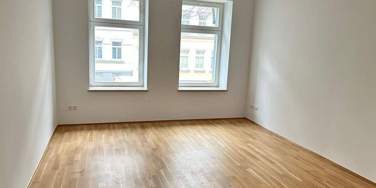 HOCHWERTIGE WOHNUNG MIT PARKETT, FUßBODENHEIZUNG, BALKON MIT GARTENANTEIL SOWIE EBK 3 zimmer