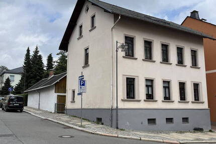 Mehrfamilienhaus mit Nebengebäude, 3 Garagen, 2 Stellplätzen und Garten 7 zimmer