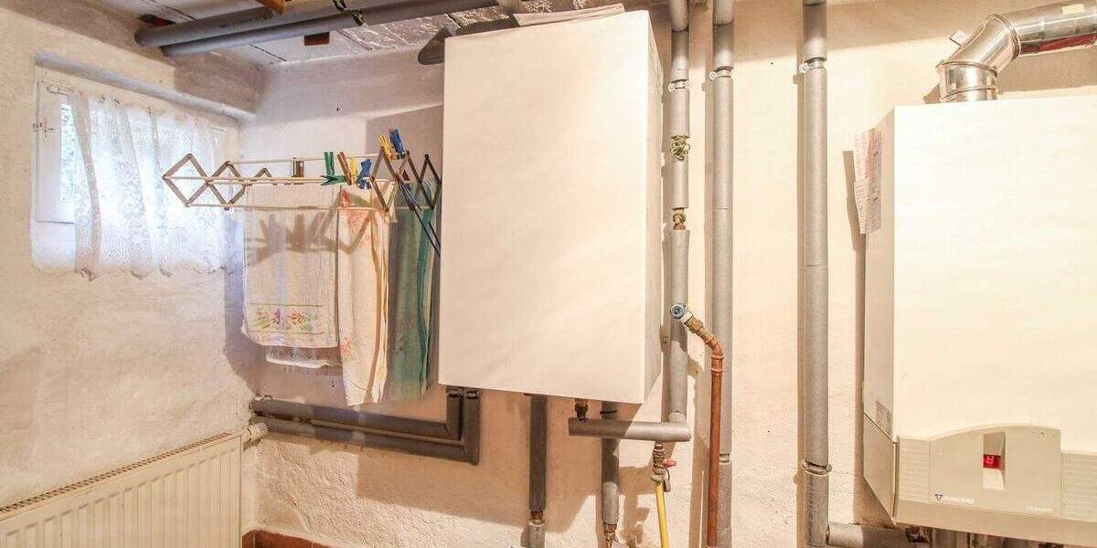 Doppelhaushälfte mit großem Grundstück zum Herrichten 3 zimmer