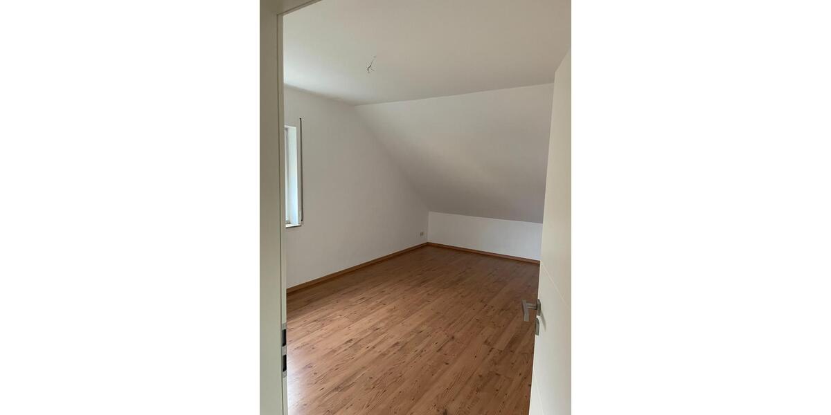 Schöne 3-Raum-Dachgeschosswohnung mit Einbauküche und Stellplatz 3 zimmer