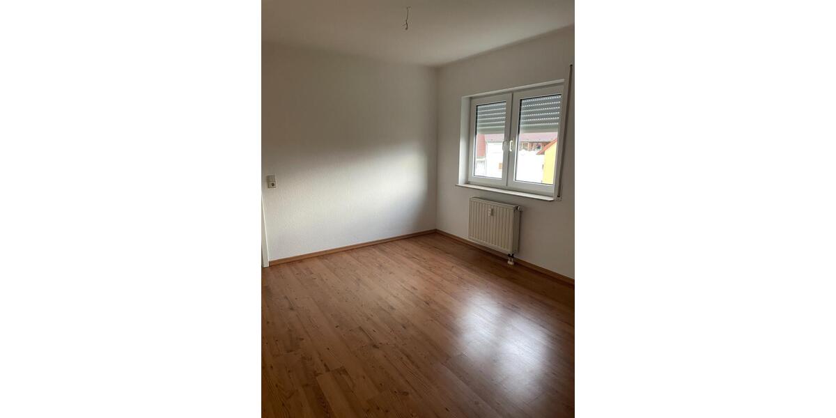 Schöne 3-Raum-Dachgeschosswohnung mit Einbauküche und Stellplatz 3 zimmer