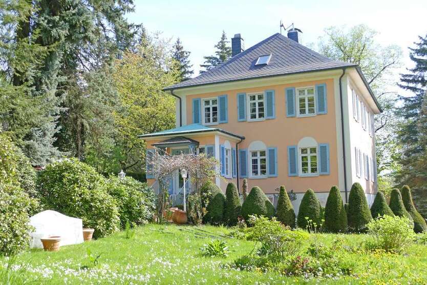 Haus zum Kaufen in Oberlungwitz 585.000 € 215.02 m²