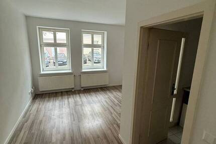 Kompakte 2-Zimmer mit Einbauküche, Laminat und Wannenbad in guter Lage