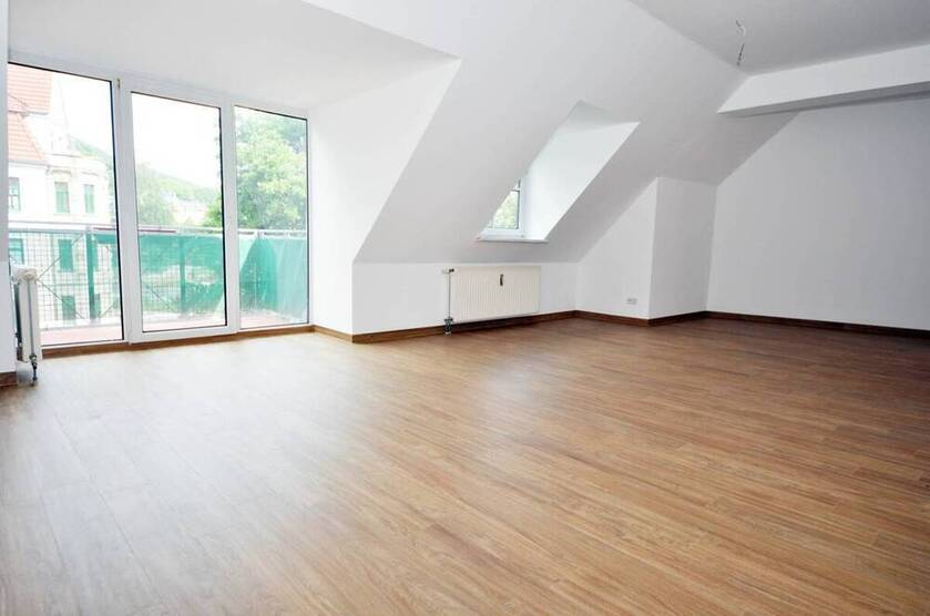 Stylische Dachgeschoßwohnung mit Balkon in Aue