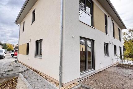 Neubau zur Miete: Stilvolle Doppelhaushälfte mit Garten 4 zimmer