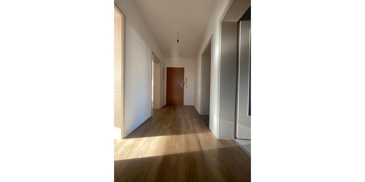 Helle 3-Raum-Wohnung mit Einbauküche und Stellplatz 3 zimmer