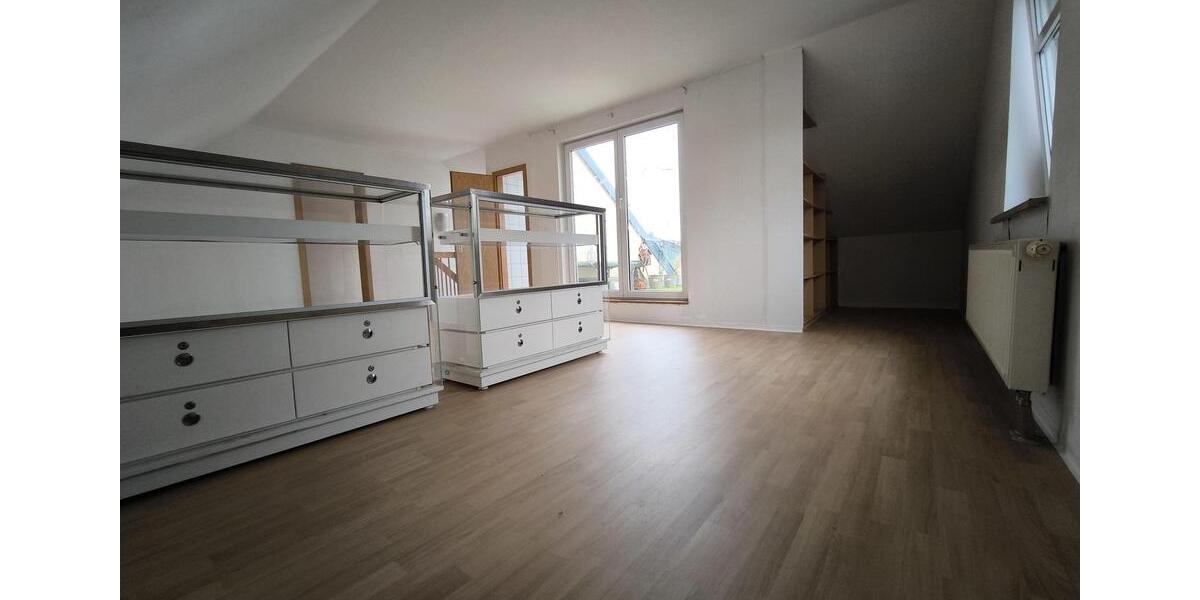 4 Zimmer Wohung mit Dachterrasse, Badewanne & Dusche + Gäste-WC, PKW-Stellplatz, Jan. mietfrei! 4 zimmer