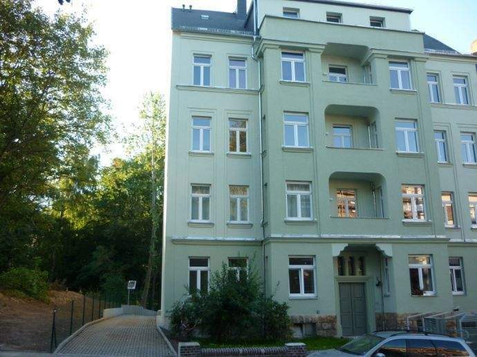 schöne Dachgeschoßwohnung mit Küche und Balkon