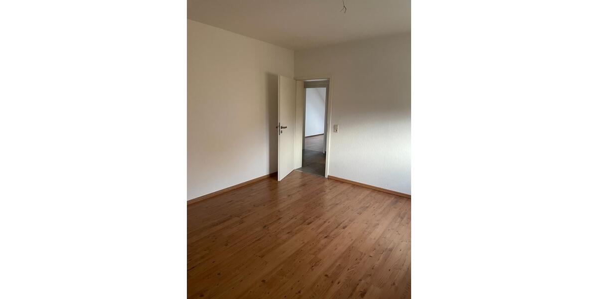 Schöne 3-Raum-Dachgeschosswohnung mit Einbauküche und Stellplatz 3 zimmer