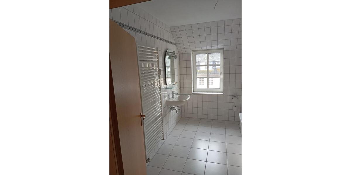 Schöne 2 Raum Dachgeschosswohnung mit Balkon , Einbauküche und 2 zimmer